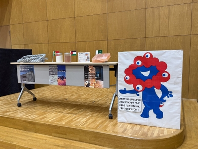 大阪信愛学院小学校での展示の様子