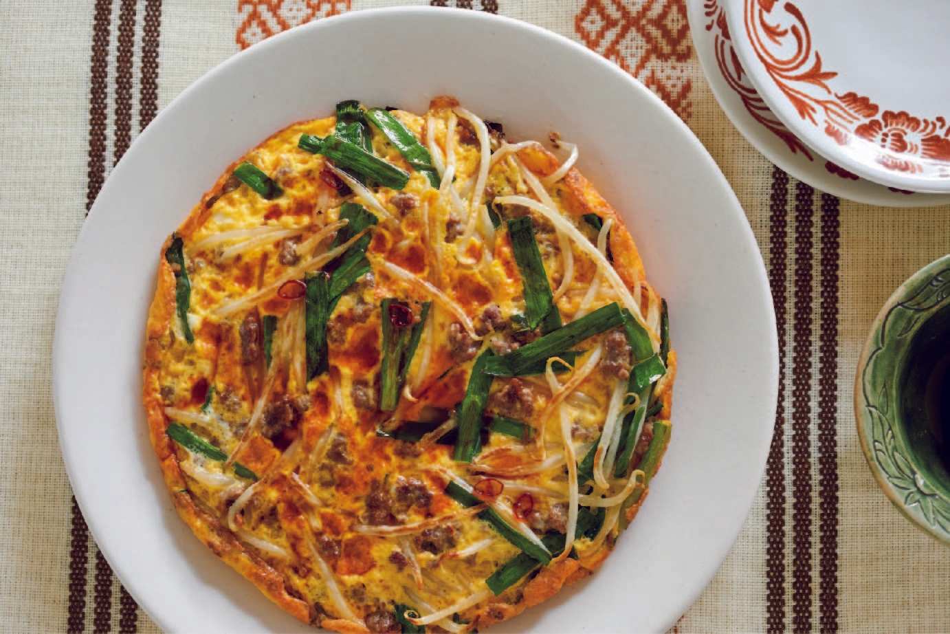 エスニックそぼろのにらもやしオムレツ