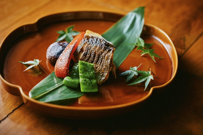 ▲「山桜」メインの“出汁でマリネしたメバルの炭焼”