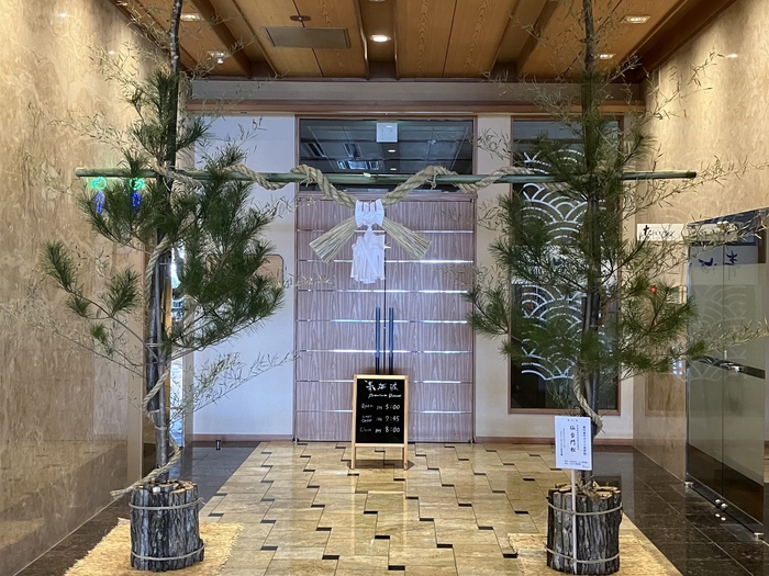 2本の柱にしめ縄飾りを取り付けた仙台門松(松島一の坊)