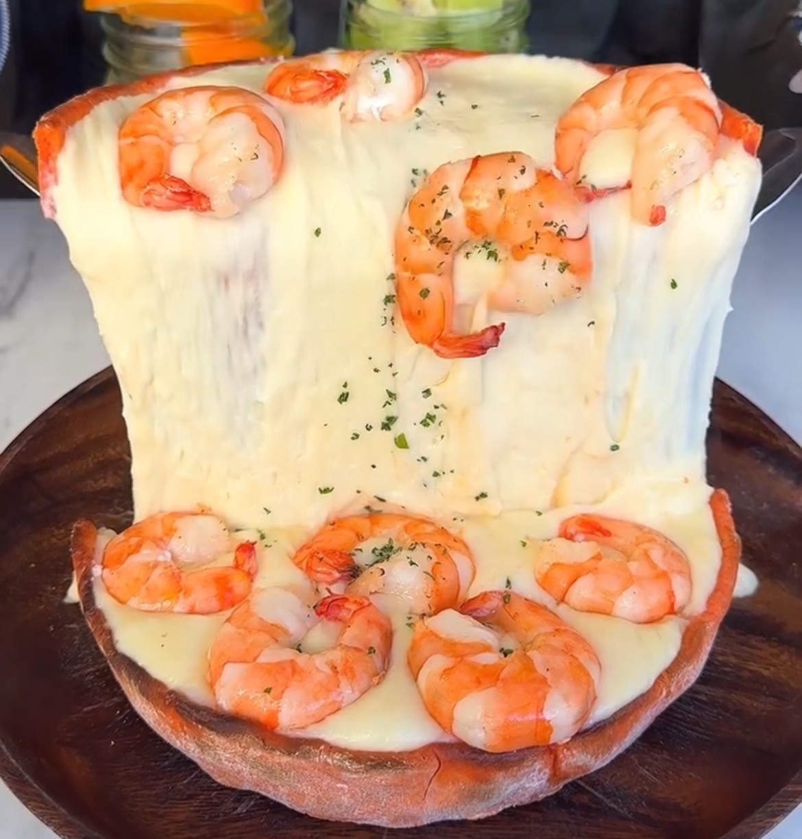 海老の旨みとチーズのコクが融合する進化系シカゴピザ | NKGダイニング