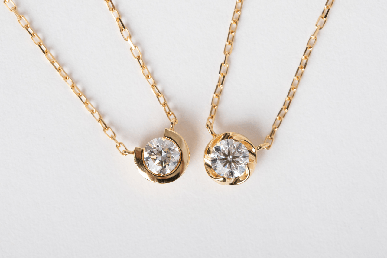 左:「オルフェ」ネックレス 右:「ラウラ」ネックレス