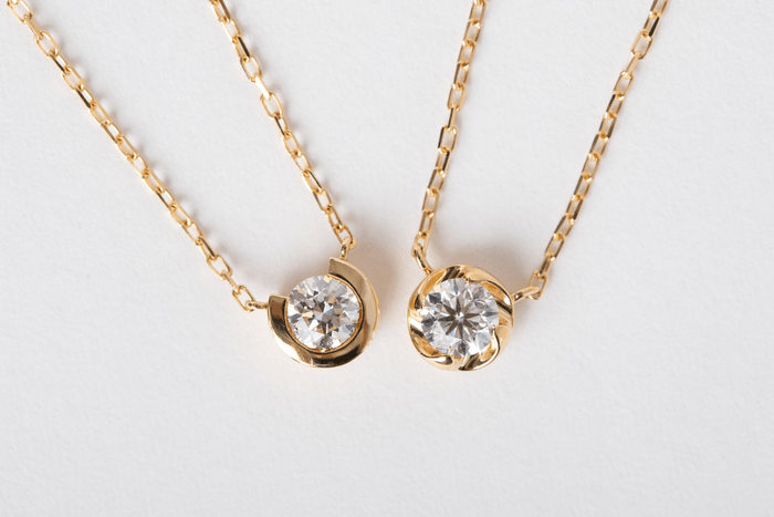 左:「オルフェ」ネックレス 右:「ラウラ」ネックレス