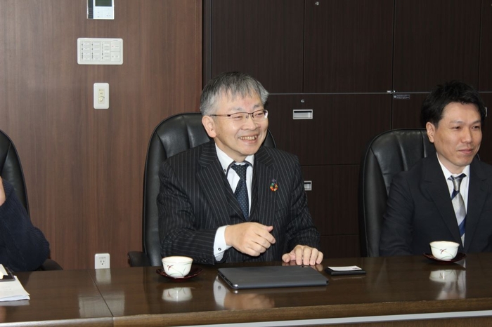 視察団一行と歓談する平野学長(中央)