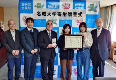 左から名城大学社会連携センターものづくりアドバイザーの西澤誌朗さん、田中教授、中居 岩泉町長、牧田藍来さん（経営学部3年）、大石七海さん（同）、山本教授