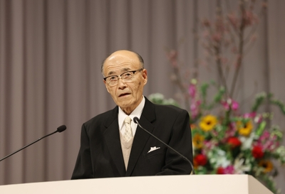 祝辞を述べる校友会の森会長