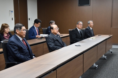 立花理事長（中央）ら本学側出席者