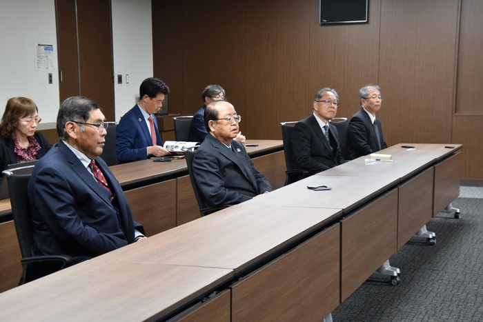 立花理事長(中央)ら本学側出席者