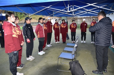 米田監督の話を聞く選手たち