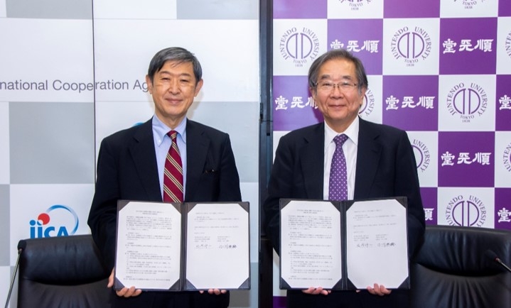 左から国際協力機構(JICA)の北岡伸一理事長、学校法人順天堂の小川秀興理事長