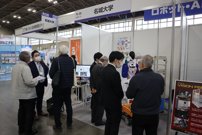 ブースで来場者に説明する大原教授(左から2人目)ら