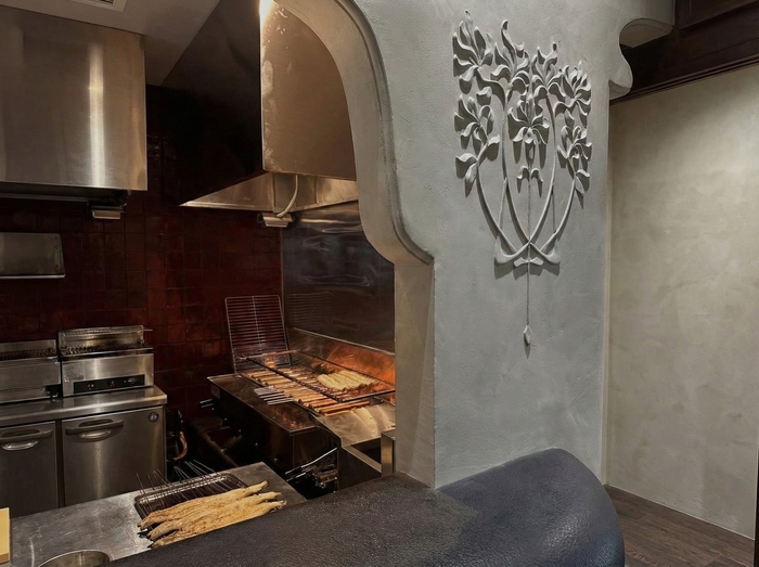 【犬山の天然記念物「ナンジャモンジャ」の木をモチーフにしたレリーフ】