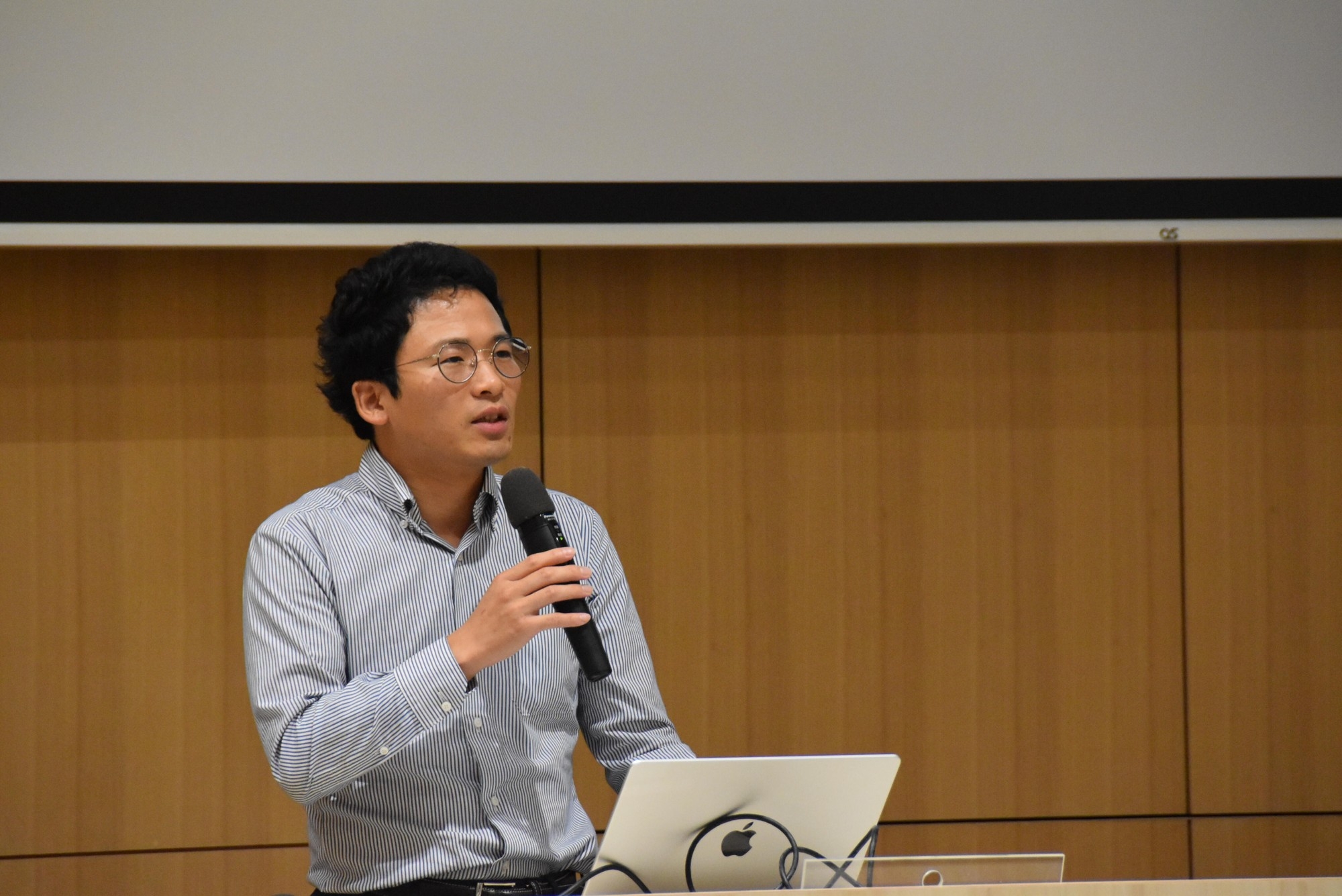 閉会で挨拶する宮下准教授