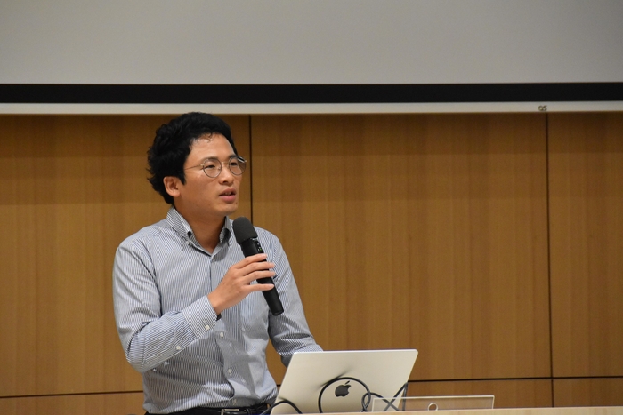 閉会で挨拶する宮下准教授