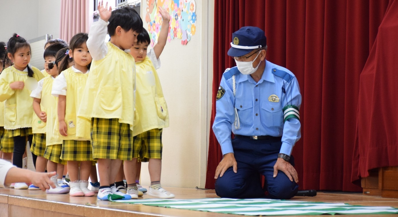 令和6年(2024年)の交通安全教室で、横断歩道の渡り方を学ぶ様子