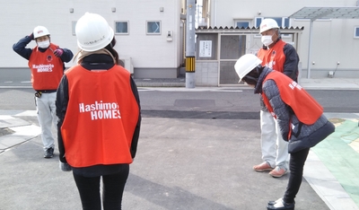 営業部員も建築現場の整備へ参加