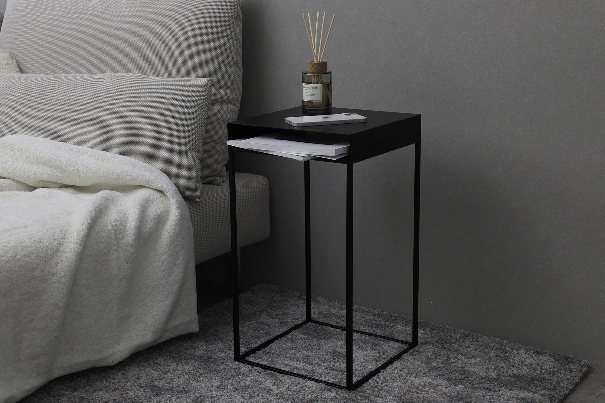 【アベキン／KUROSHIRO】“高さ4cm”の収納で、暮らしにちょうどいい快適さをプラスする、ナイトテーブルを新発売。