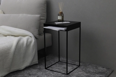 【アベキン／KUROSHIRO】“高さ4cm”の収納で、暮らしにちょうどいい快適さをプラスする、ナイトテーブルを新発売。