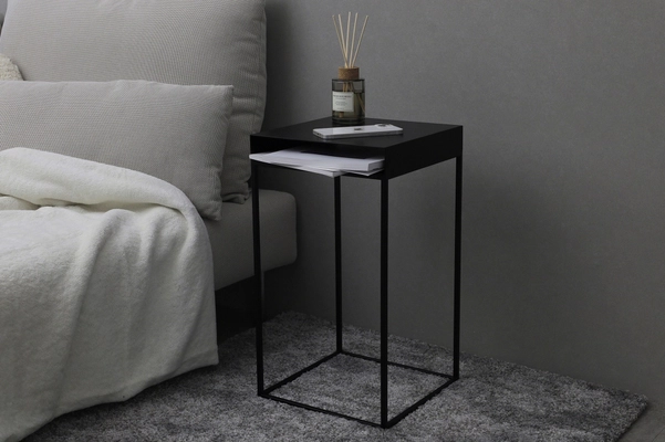 【アベキン／KUROSHIRO】“高さ4cm”の収納で、暮らしにちょうどいい快適さをプラスする、ナイトテーブルを新発売。