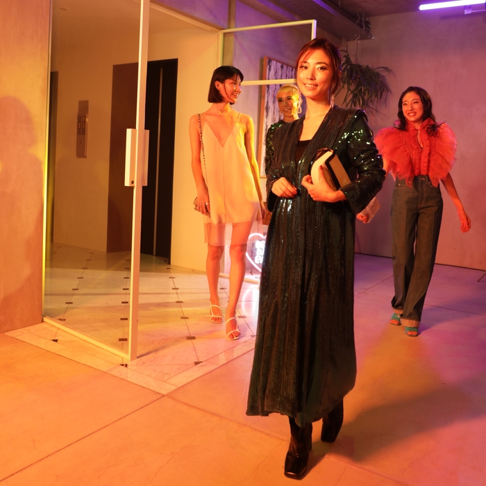 (前)スパンコールドレス¥18,999 オーバーサイズレザーブーツ¥22,999 (後左)メッシュディテールワンピース¥9,999 (後右)ラッフルオーガンザブラウス ¥11,999 ハイワイドレッグデニム ¥8,499