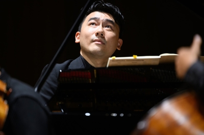 秋元孝介（ピアノ）(c) Fumiaki Fujimoto