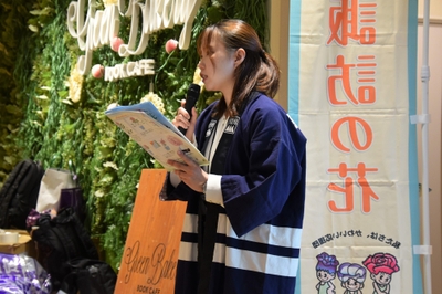 長野県産の花について紹介する依田さん