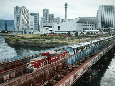 輸送される「13000系」の様子 横浜臨海部付近