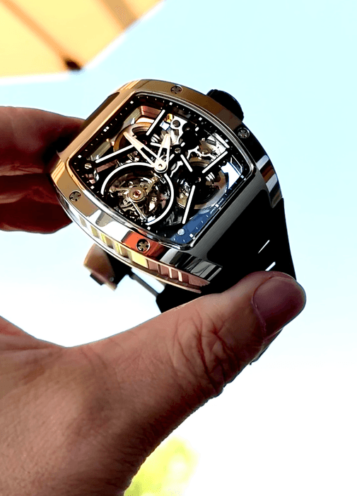 前面背面から光を取り込み複雑な反射で輝きを返すデザイン