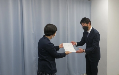 浜松市の子どもたちへ「お絵かき帳」を寄贈。 浜松市役所で贈呈式を実施