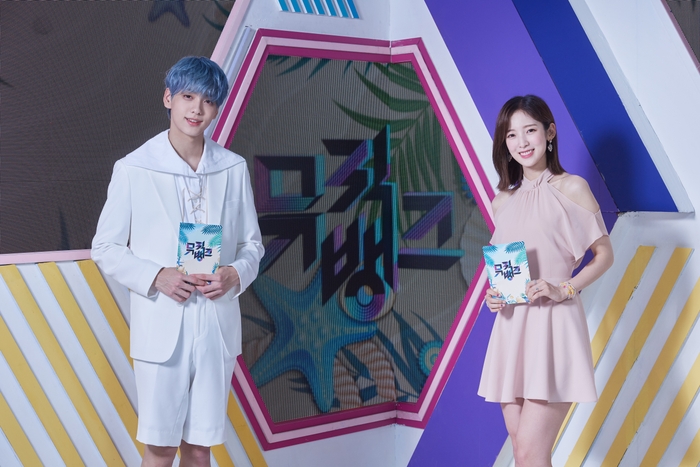 MCを務めるTOMORROW X TOGETHER・スビン、OH MY GIRL・アリン(Licensed by KBS Media Ltd. ⓒ KBS. All rights reserved)