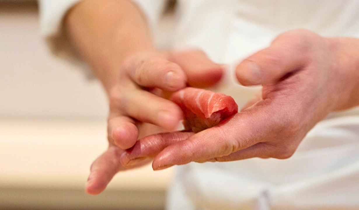 「横井醸造」の赤酢と米酢を独自ブレンドしたシャリ酢を使用し、控えめな甘さとさっぱりとした食感が特徴の庄内米ササニシキを採用。