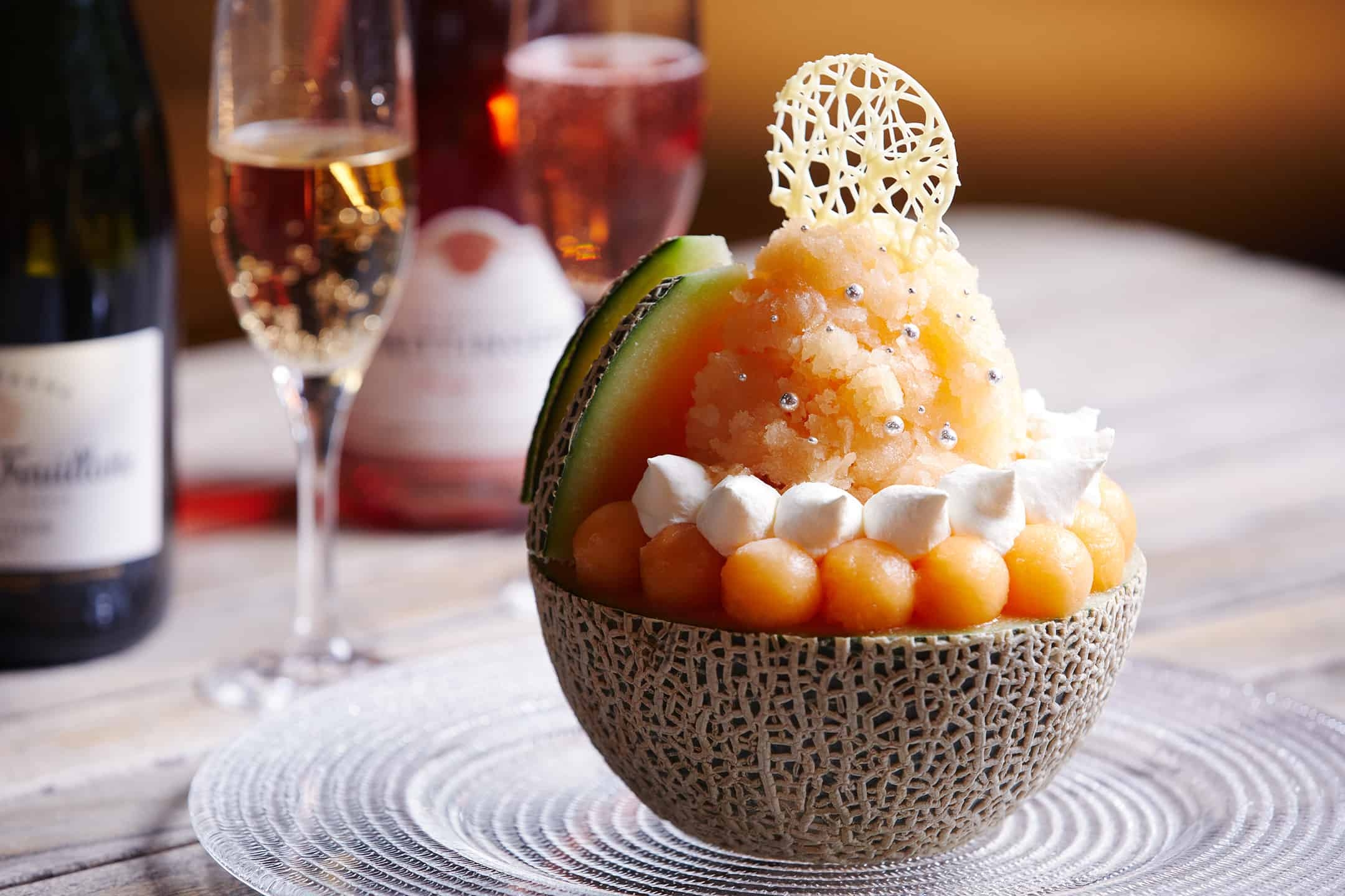 【トマム】メロンとシャンパンのマリアージュを楽しむ「メロンシャンパンフェス」開催 赤肉メロン半玉を使ったかき氷が登場|期間:2022年6月1日~8月31日