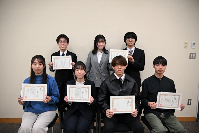 敢闘賞を受賞した前列左から松井さん、千野さん、牧野さん、竹田さん、後列左から小林さん、黒田さん、石原さん