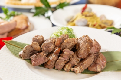 ＜ライブキッチン＞牛フィレ肉の一口ステーキ ステーキソース