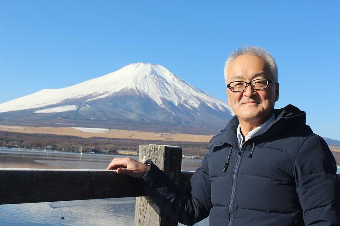 富士山の魅力を熱く語る宮下さん=山中湖畔で