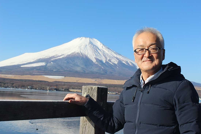 富士山の魅力を熱く語る宮下さん=山中湖畔で