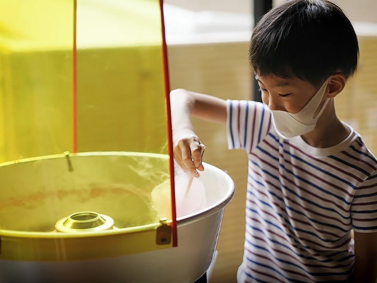 自分で作って食べて、おいし~い!大人気の「綿菓子コーナー」
