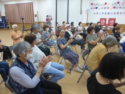 懐かしい共通の話題で盛り上がる様子