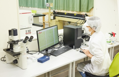 BSCIでは、毎日、微細藻類の収穫前に、顕微鏡による検査を行い厳密な品質管理を行なっている。