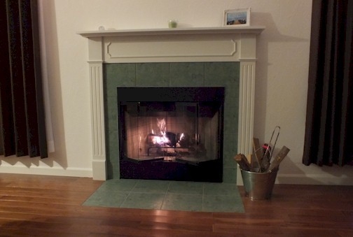 リビング室のビルトインした暖炉とマントルピース
