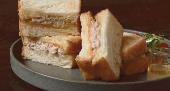 京都の黒七味でピリッと仕上げたツナメルトデニッシュサンド