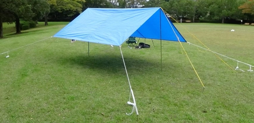 ブルーシートでタープ立て
