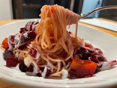 プラムとビーツの冷製パスタ