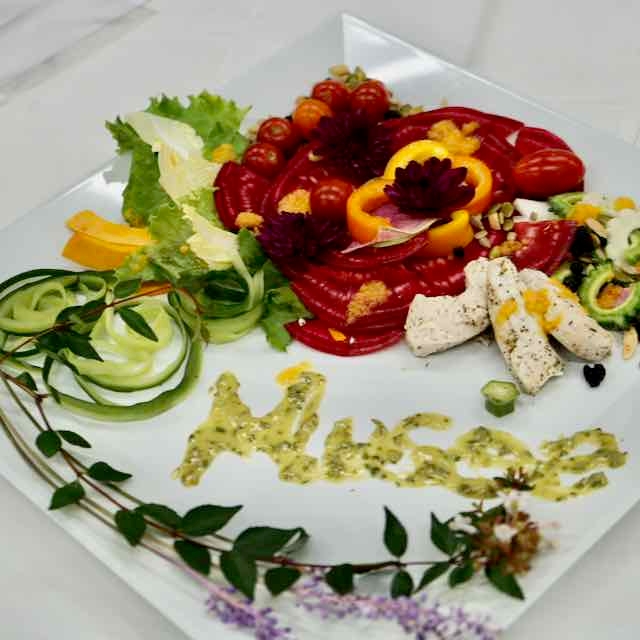 チームサラダ:ソースで愛を込めたメッセージ♡