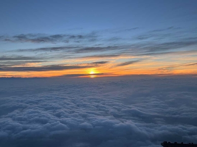 富士山頂上から見た日の出の風景＝宮下さん撮影