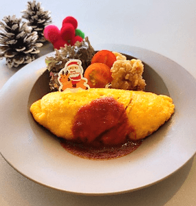 おこさまメニュー（おこさまオムライス）：クリスマス特別仕様のピック付き。