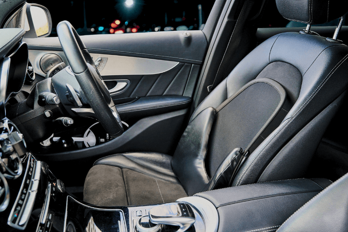 高級レザー際立つシンプルテザイン