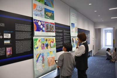 応募作品を見る親子