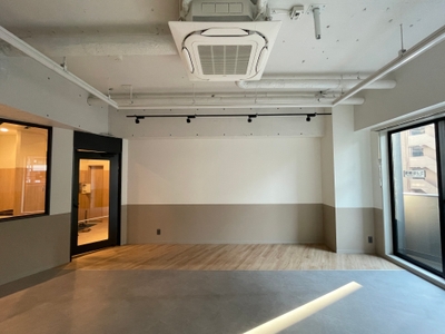 天高は3.1m。配管剥き出しのホワイトスケルトン