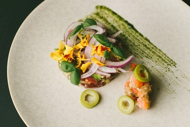 【秋シーズン スタート】丹後の上質な食の旅へ。伊根産の黒マグロなどを新しいひとさらに。京丹後市「HOTEL&湖邸 艸花 -そうか-」